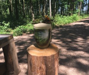Urne für eine Baumbestattung im Waldfriedhof Schönburger Land